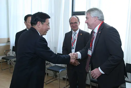 [Translate to Chinese:] Minister Miao Wie of MIIT (left), Oliver Winzenried (right) and Rainer Glatz (center) exchange views during the international Intelligent Manufacturing Conference.