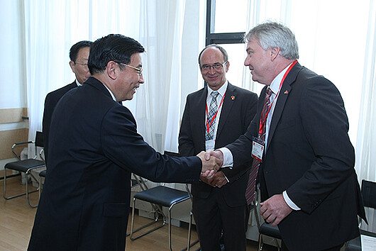 [Translate to Chinese:] Minister Miao Wie of MIIT (left), Oliver Winzenried (right) and Rainer Glatz (center) exchange views during the international Intelligent Manufacturing Conference.