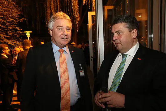 [Translate to Chinese:] Oliver Winzenried (left) talking to Federal Minister Sigmar Gabriel during the trip to China at the end of April. Photo © Frank Ossenbrink